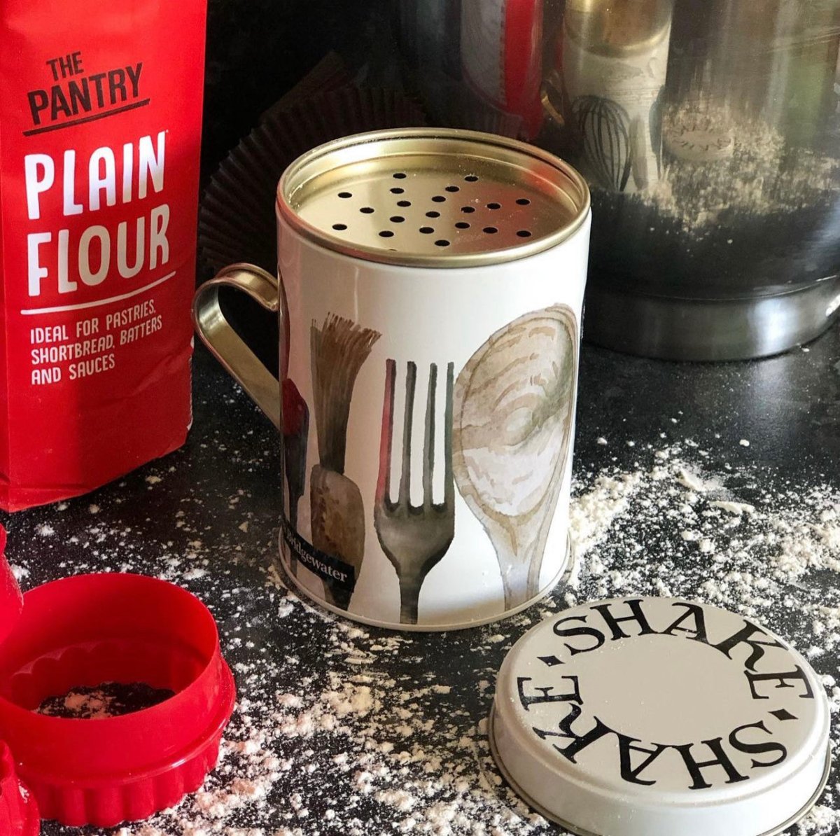 Making and Baking Sugar/Flour Shaker Tin - Black Toast